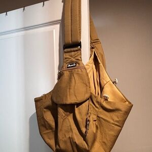 Adjustable Single Shoulder Bag Pet Carrier with pocket for phone or snacks -NWT